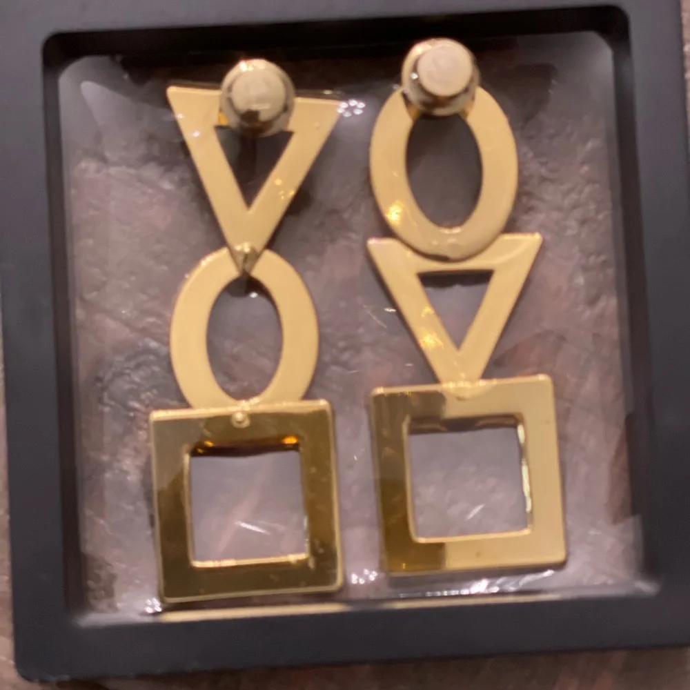 Sassy Jones Kennedy, irregular dangles - Picture 2 of 5